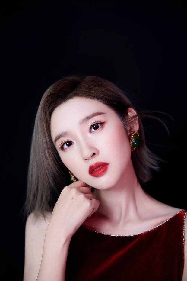 唐艺昕红丝绒露背裙展性感魅力，红唇烈焰彰显熟女风姿 -3
