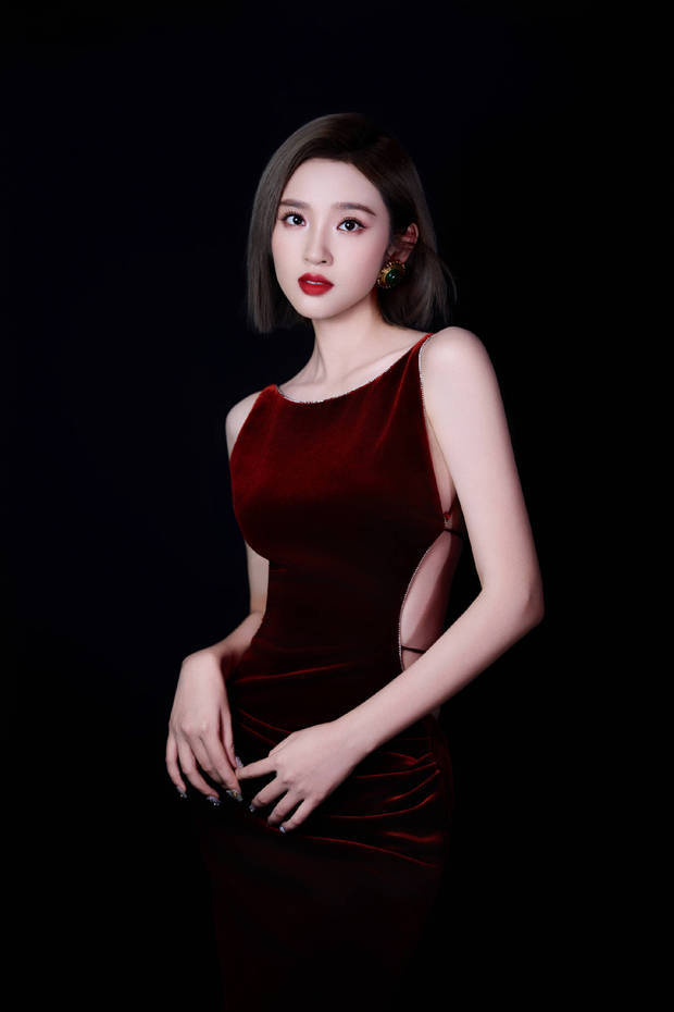 唐艺昕红丝绒露背裙展性感魅力，红唇烈焰彰显熟女风姿 -2