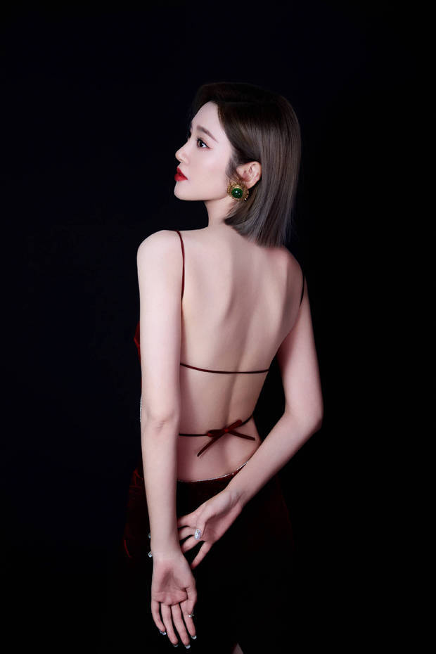 唐艺昕红丝绒露背裙展性感魅力，红唇烈焰彰显熟女风姿 -1