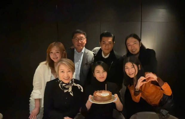 49岁梁咏琪生日派对：与古天乐等好友共庆，状态满分 -1