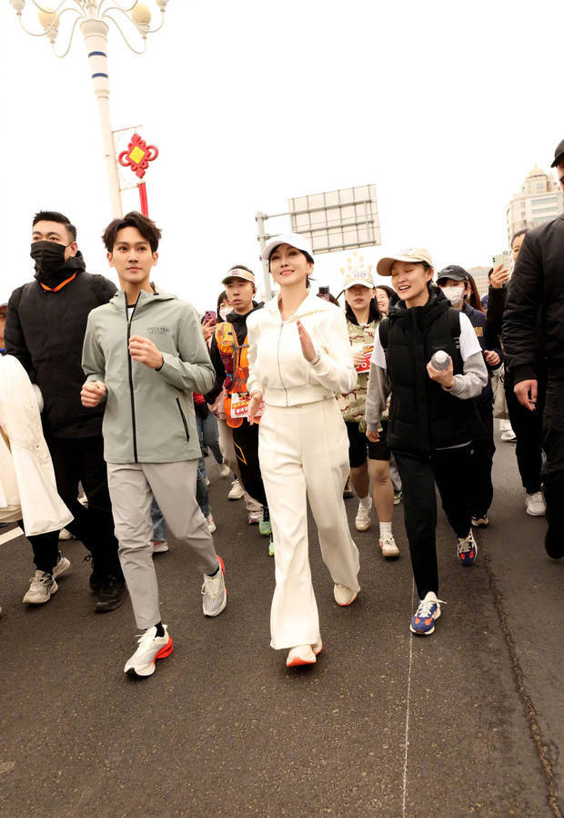 赵雅芝与子黄恺杰共跑马拉松，白衣风采夺目 -1