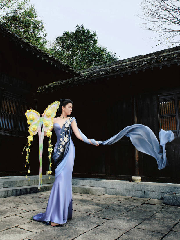 刘亦菲丝缎礼裙古典风华，油纸伞下婀娜生姿 -4