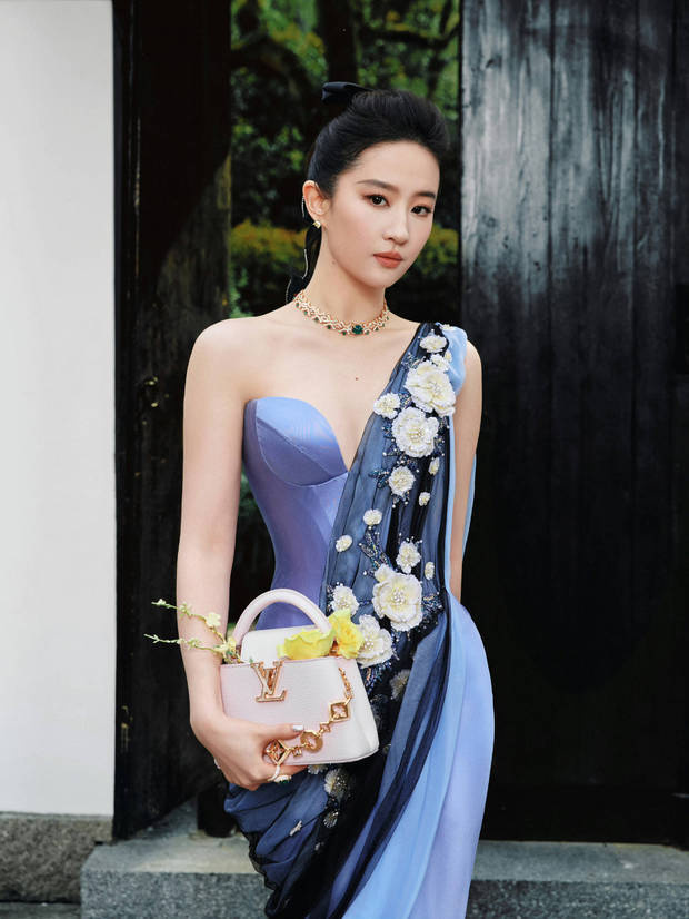 刘亦菲丝缎礼裙古典风华，油纸伞下婀娜生姿 -1