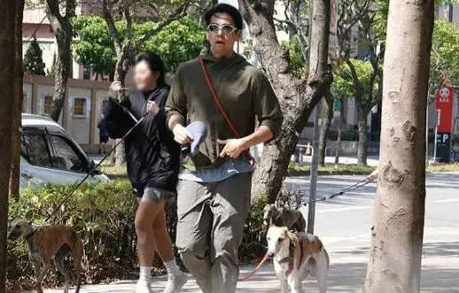 彭于晏新恋情传闻遭经纪人否认：仅是遛狗之交 -2