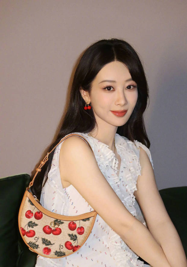 杨紫穿粉色吊带，甜笑展现温柔气质 -4