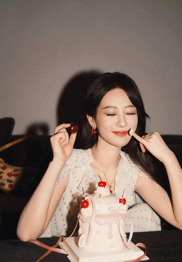 杨紫穿粉色吊带，甜笑展现温柔气质 -2