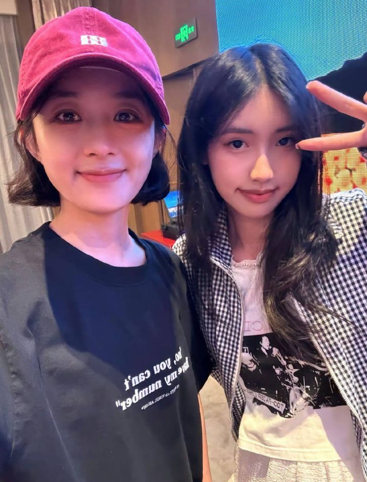 冯小刚女儿晒与赵丽颖合照，展青春活力 -1