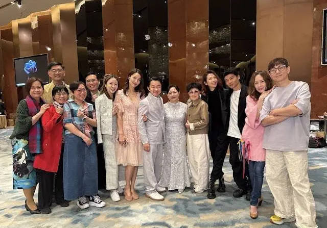 王祖蓝出席妹妹婚礼，银色礼服彰显喜悦 -1