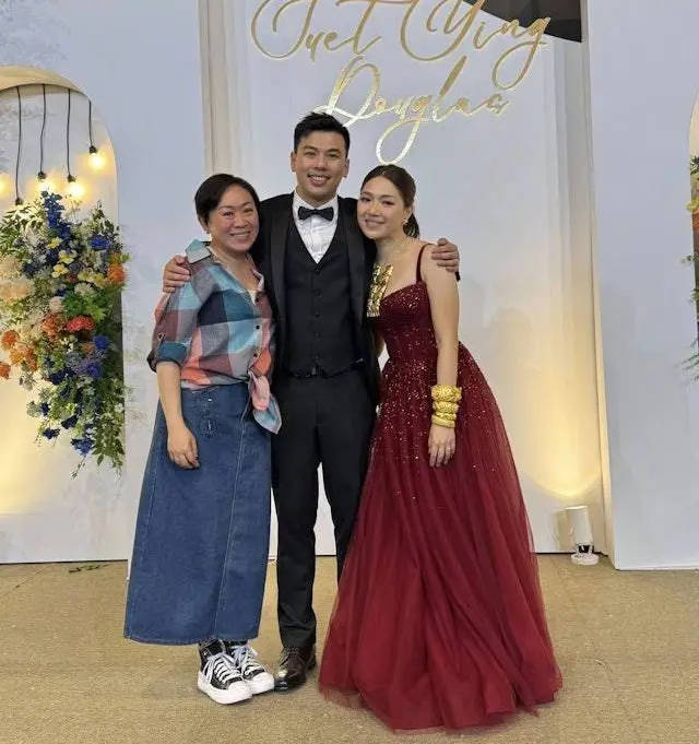 王祖蓝出席妹妹婚礼，银色礼服彰显喜悦 -2
