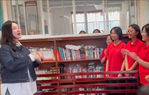 山花烂漫时》剧组回访张桂梅，宋佳与学生共唱《红梅赞 -2