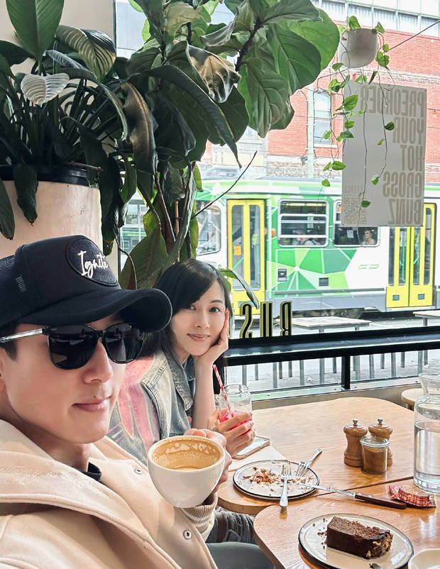 吴尊夫妇恩爱同行，旅行合影尽显甜蜜 -1