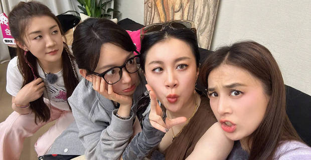 黄圣依晒与陈梦、程潇、李嘉格搞怪合照，鬼脸抢镜 -2