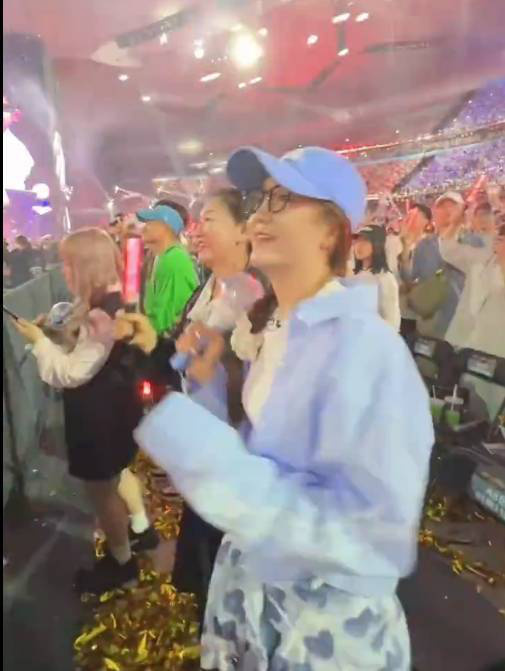 张杰演唱会：陈梦现身，蓝衬衫“蹦迪少女” -2