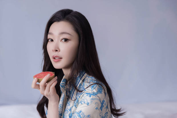 宋轶穿中式绣装，如青瓷般美，手执繁花绘诗意图 -2