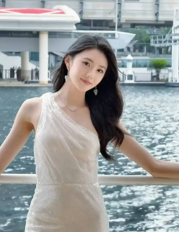刘浩存白裙造型尽显高级，怼脸镜头光彩照人 -1