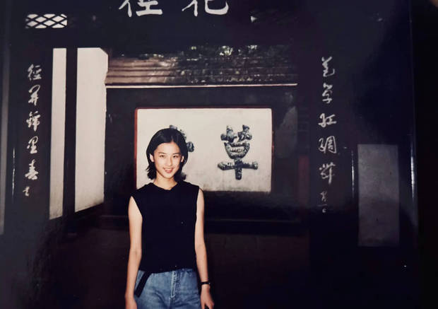 15岁黄圣依“黑坎肩”旧照曝光，青涩灵动颜值爆表 -1