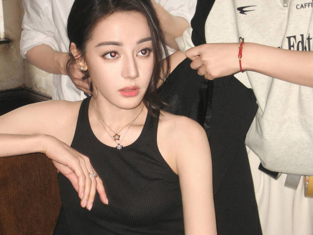 迪丽热巴：黑色背心演绎酷飒与柔美 -2