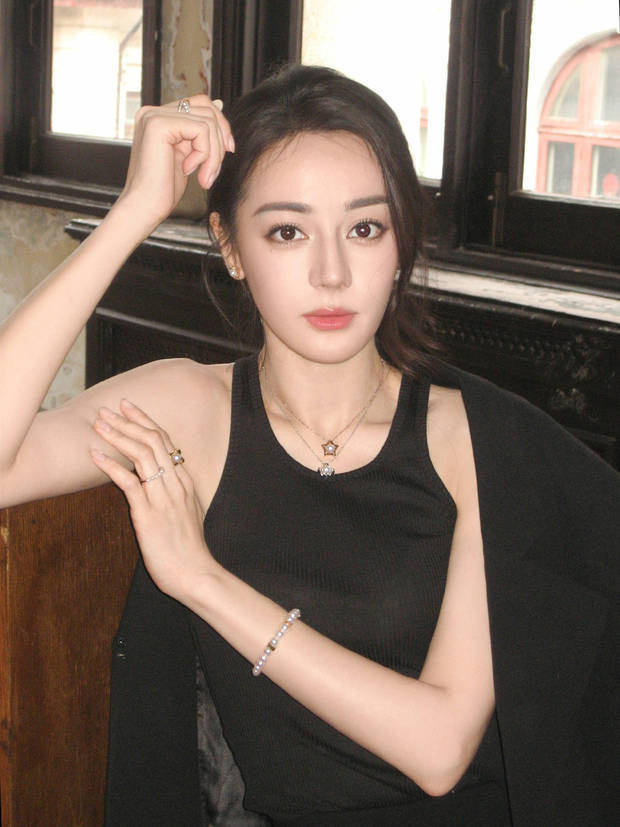 迪丽热巴：黑色背心演绎酷飒与柔美 -1