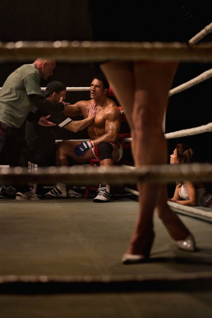 《粉碎机》预告首发：道恩·强森演绎UFC传奇风采 -1