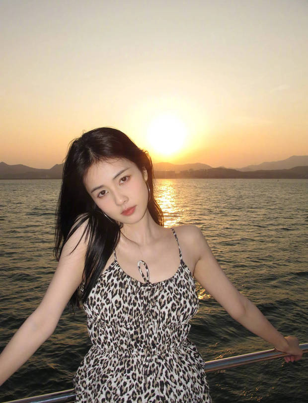 白鹿豹纹吊带 海上怡然自得 -3