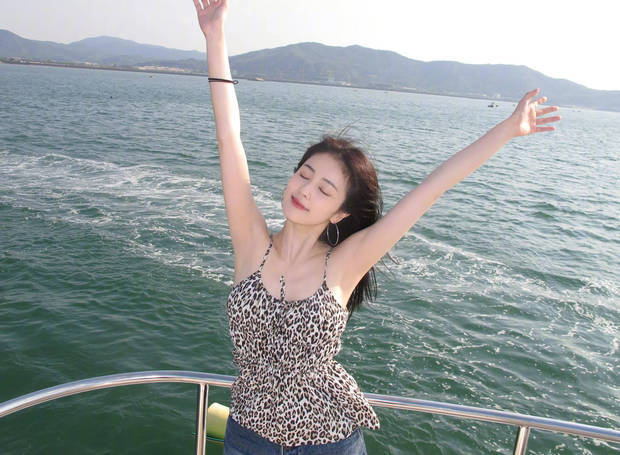 白鹿豹纹吊带 海上怡然自得 -2