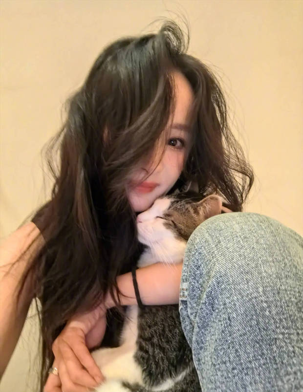 杨幂立夏晒照：与猫咪亲昵瞬间，爱意满满 -4
