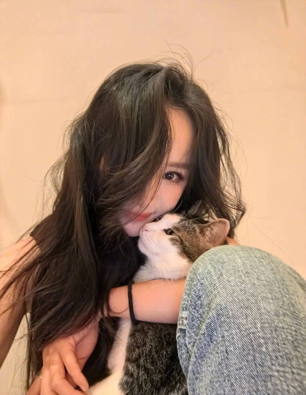 杨幂立夏晒照：与猫咪亲昵瞬间，爱意满满 -3