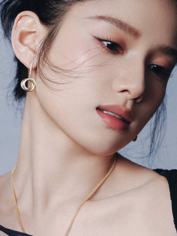 张婧仪穿《黑色流苏长裙》亮相华表奖 -2