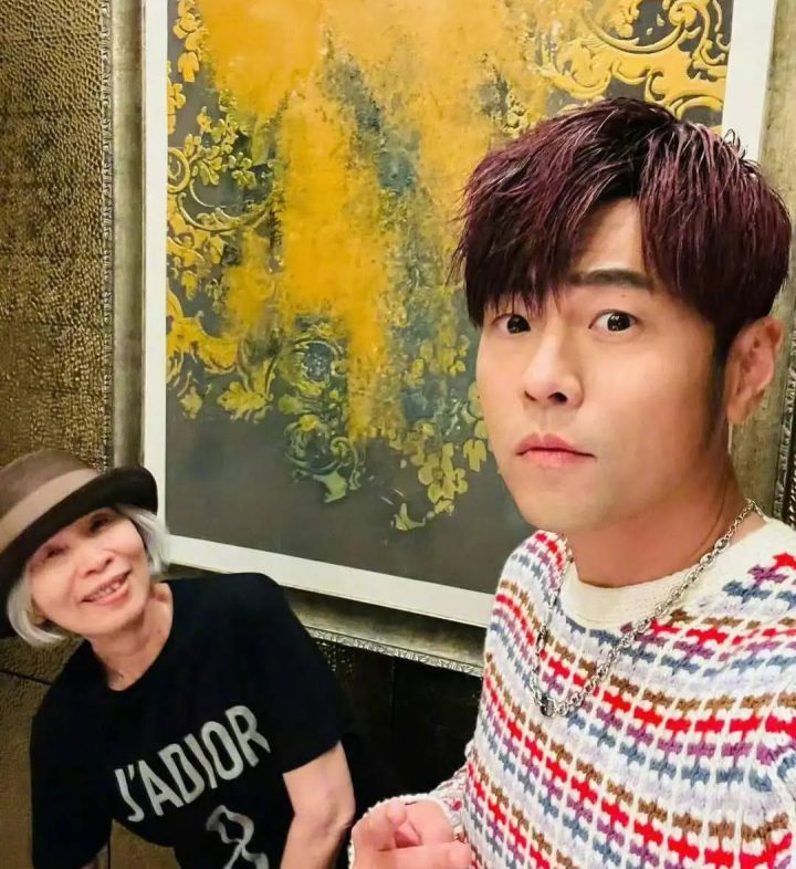 周杰伦晒母子合照 78岁叶惠美状态惊艳 -2