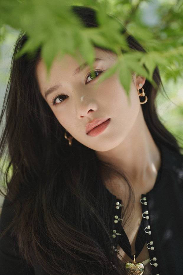 张婧仪西装显干练，微卷发型甜度爆表 -1