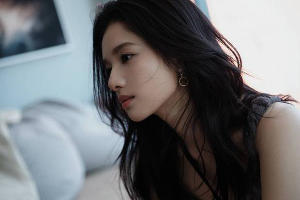张婧仪西装显干练，微卷发型甜度爆表 -3