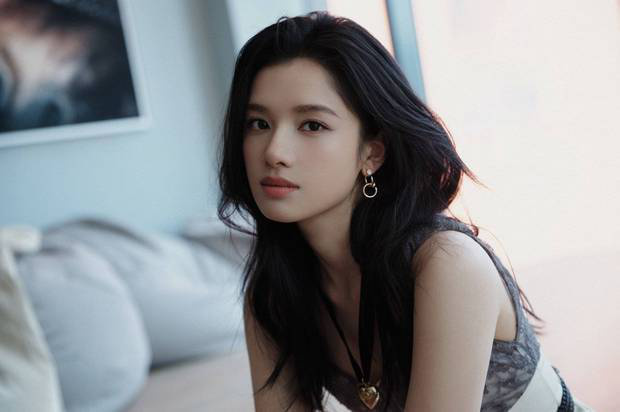 张婧仪西装显干练，微卷发型甜度爆表 -2
