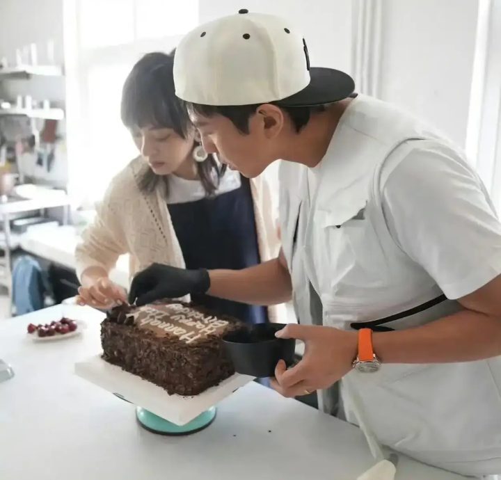 邓超孙俪“亲手”为小花制作蛋糕，全家共庆11岁生日 -2