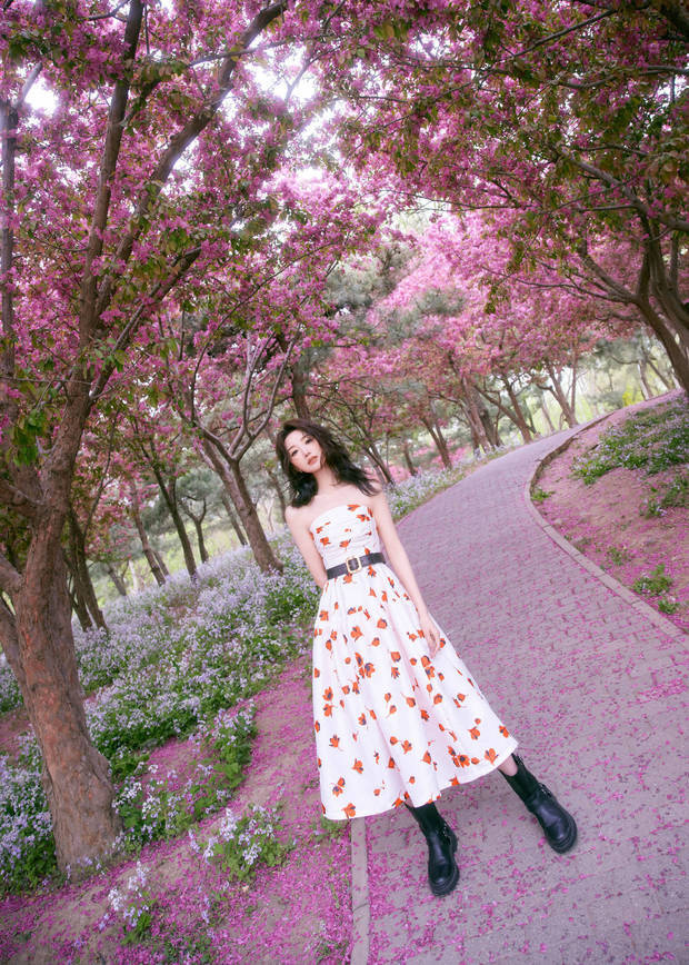 毛晓彤印花裙漫步公园，甜美少女感满屏溢出 -3