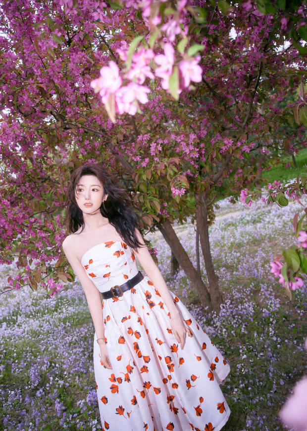 毛晓彤印花裙漫步公园，甜美少女感满屏溢出 -1