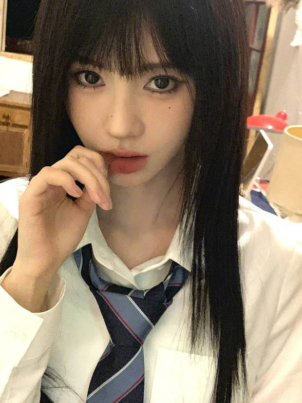 鞠婧祎新学院风造型《黑发齐刘海》甜酷爆红 -1