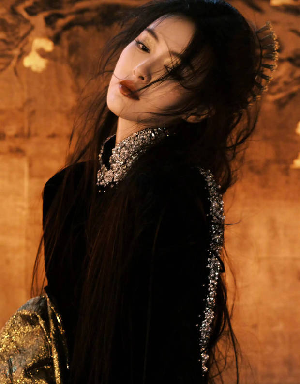 唐嫣穿黑裙展曲线，鎏金眼妆显高级酷飒 -1