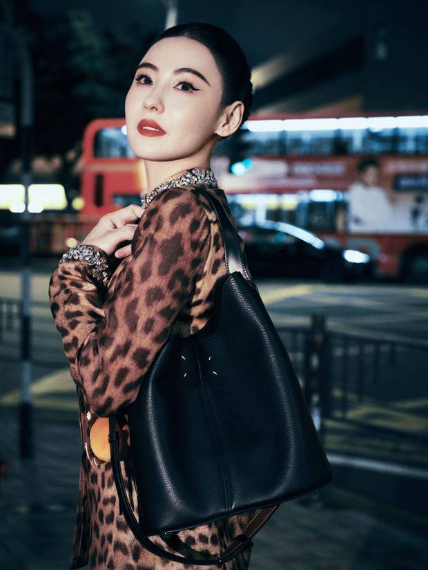 张柏芝《喜剧之王》港风复古豹纹裙，维港风情再现 -1
