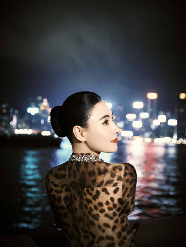 张柏芝《喜剧之王》港风复古豹纹裙，维港风情再现 -2
