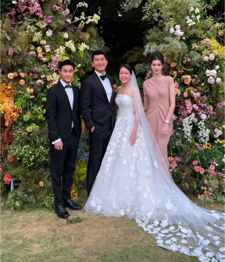 何猷君奚梦瑶出席好友婚礼，粉裙亮相气质出众 -1