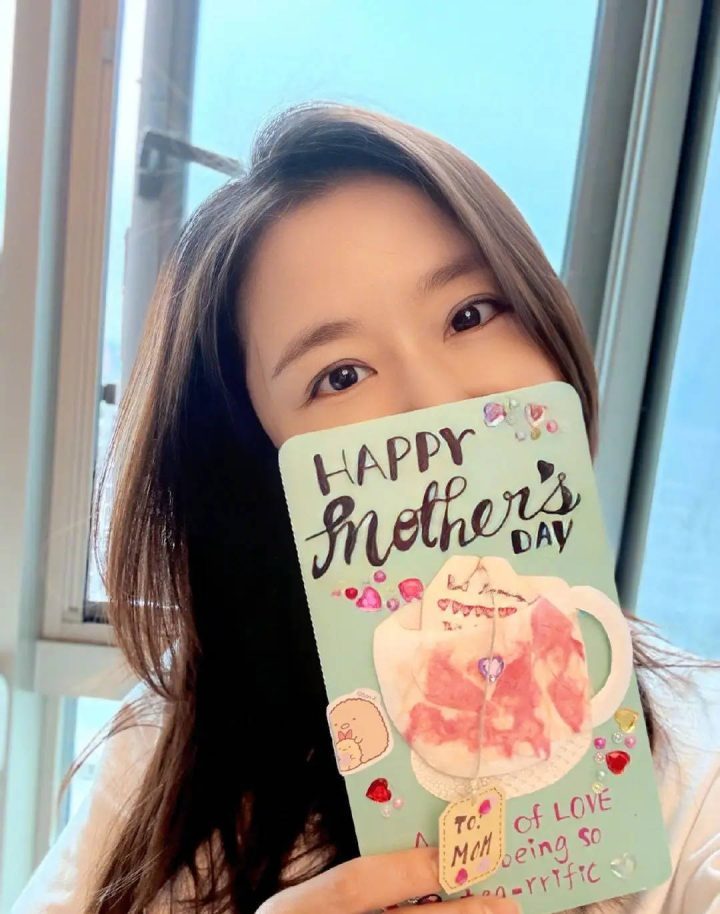 林心如晒8岁女儿《母亲节贺卡》 幸福笑容藏不住 -1 林心如晒8岁女儿《母亲节贺卡》 幸福笑容藏不住 -1