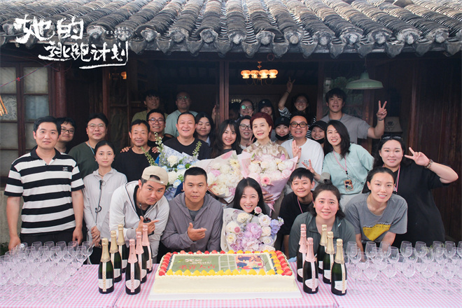 周雨彤、梅婷、黄奕主演<她的逃跑计划 srcset=