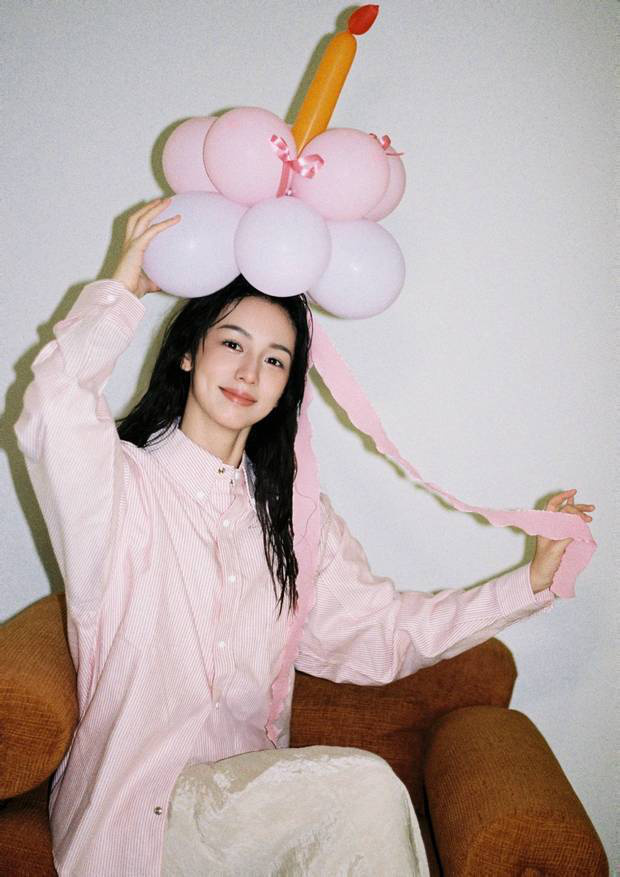 周也穿粉条纹衫，戴气球似梦幻少女 -2