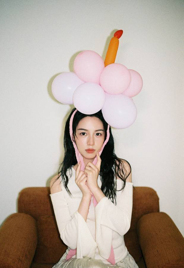 周也穿粉条纹衫，戴气球似梦幻少女 -1