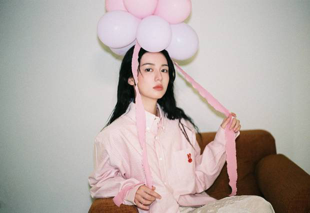 周也穿粉条纹衫，戴气球似梦幻少女 -3
