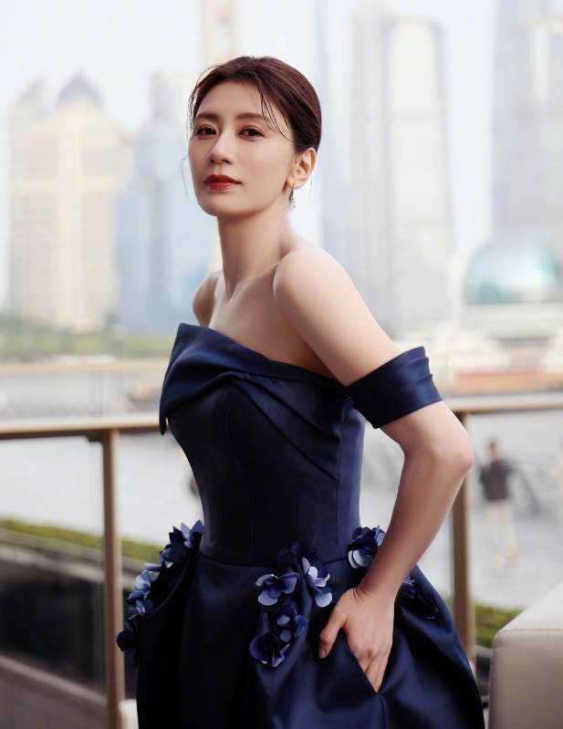 贾静雯蓝裙露美背，优雅尽显熟女风 -2