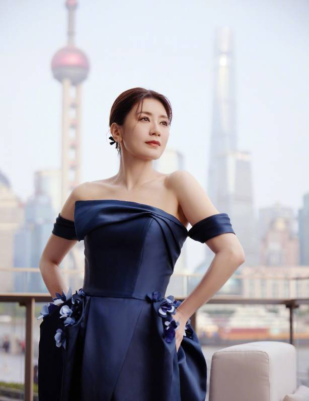 贾静雯蓝裙露美背，优雅尽显熟女风 -1