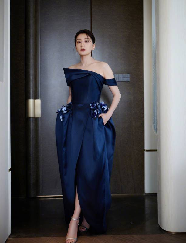 贾静雯蓝裙露美背，优雅尽显熟女风 -3