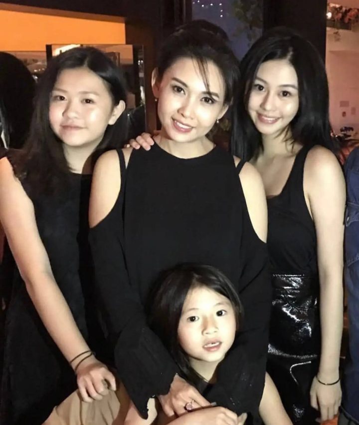 邱淑贞与三女同框，沈月24岁再现母亲风采 -1