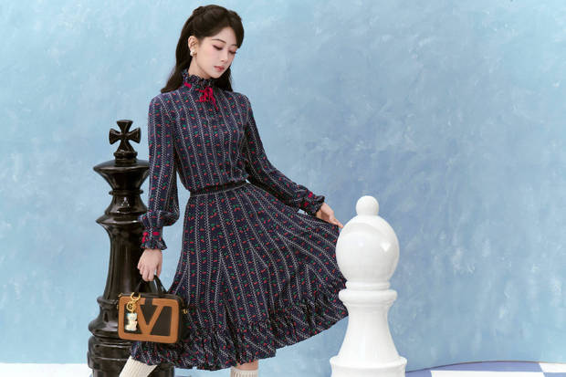 杨紫穿樱桃碎花裙，复古温柔甜妹来袭！ -4